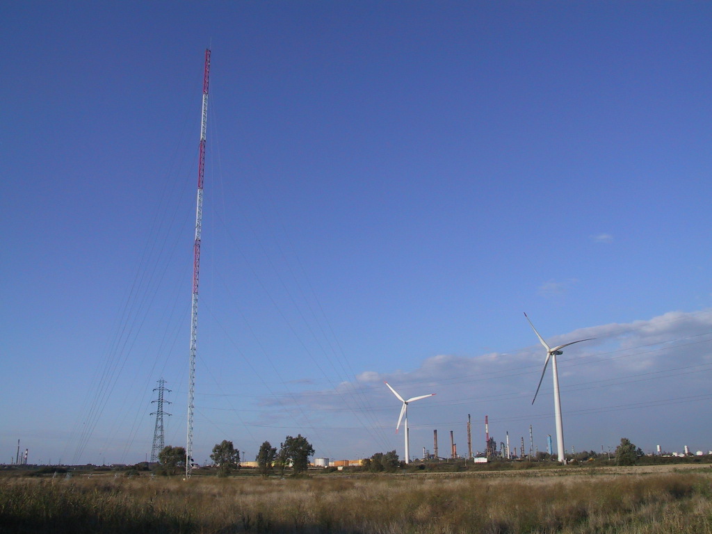 Pylône anémométrique haubanné pour champ d'éoliennes